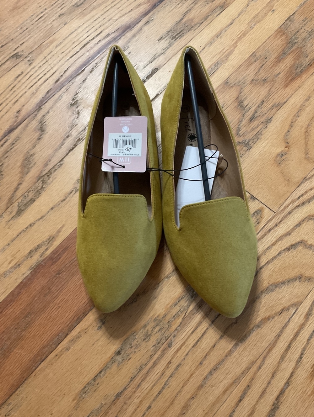NWT Free Reign Women's Pointed Toe Suede Flats Chartreuse WIDE WIDTH Size 11